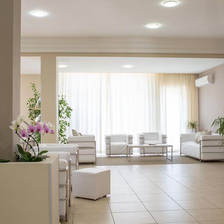 Hotel Holiday Васто Экстерьер фото