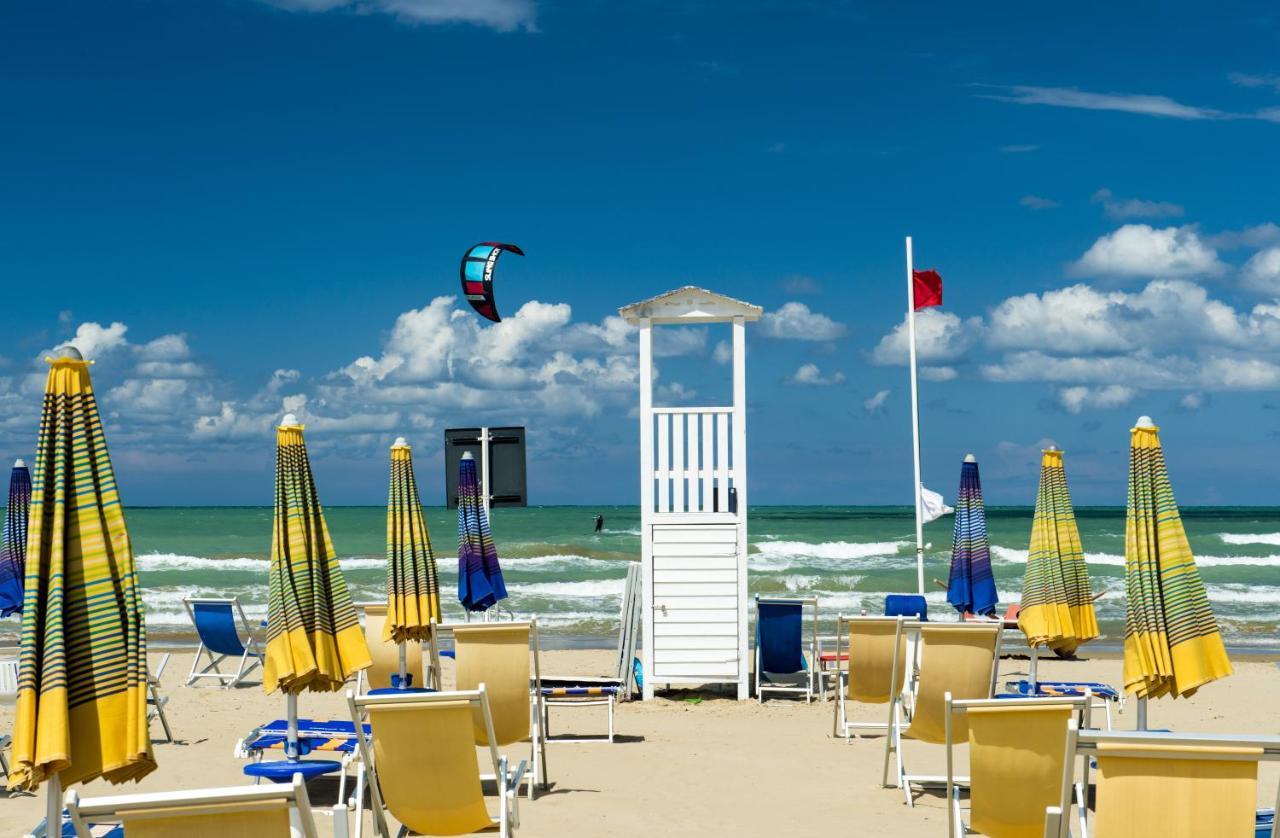 Hotel Holiday Васто Экстерьер фото
