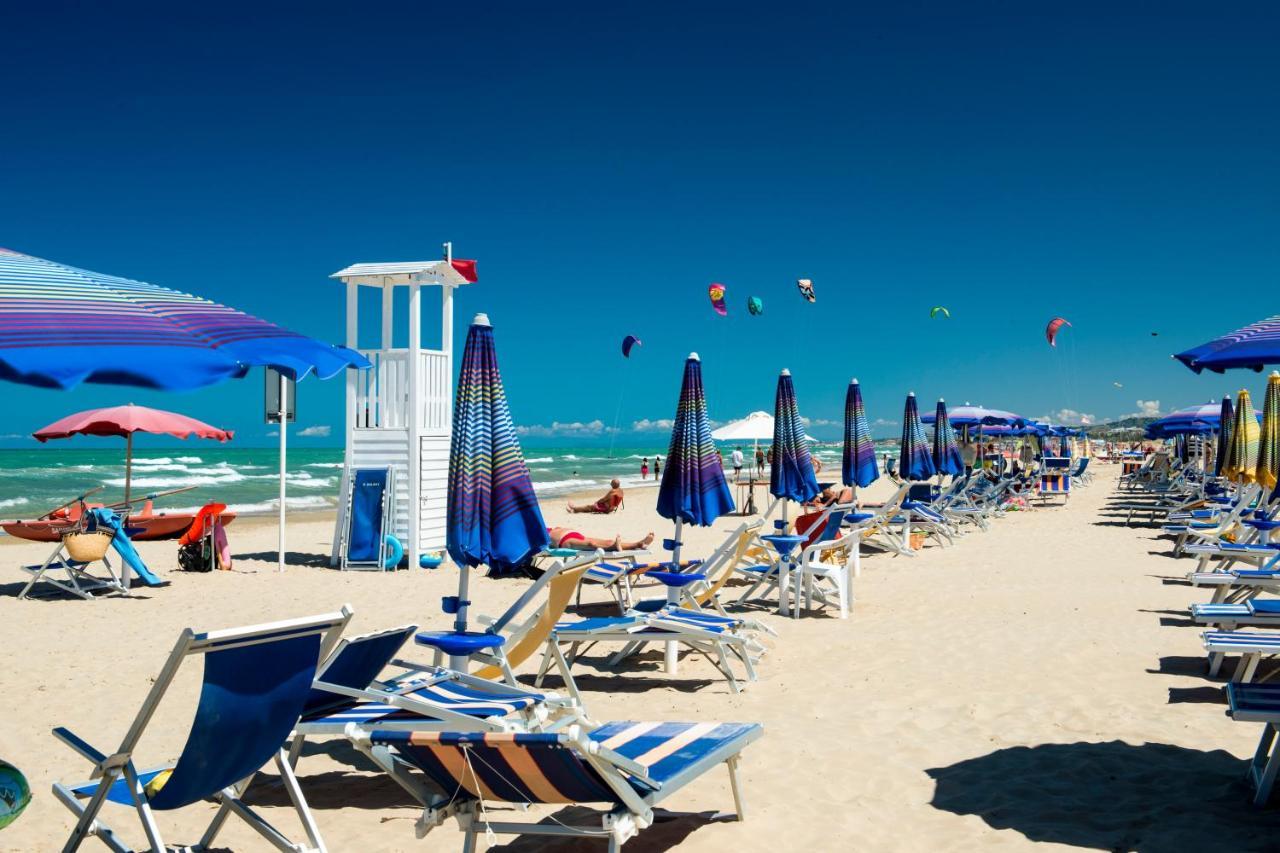 Hotel Holiday Васто Экстерьер фото