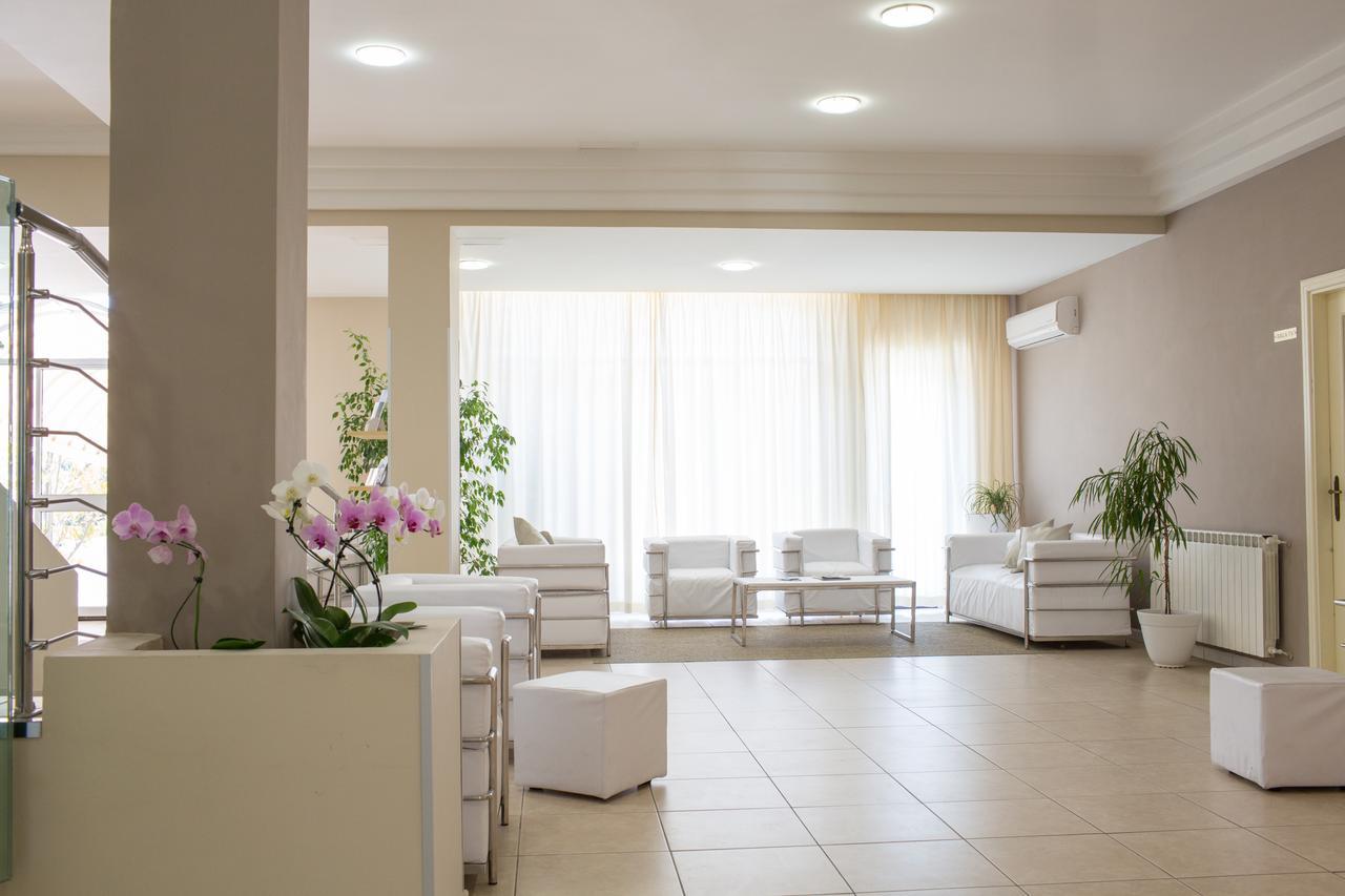 Hotel Holiday Васто Экстерьер фото
