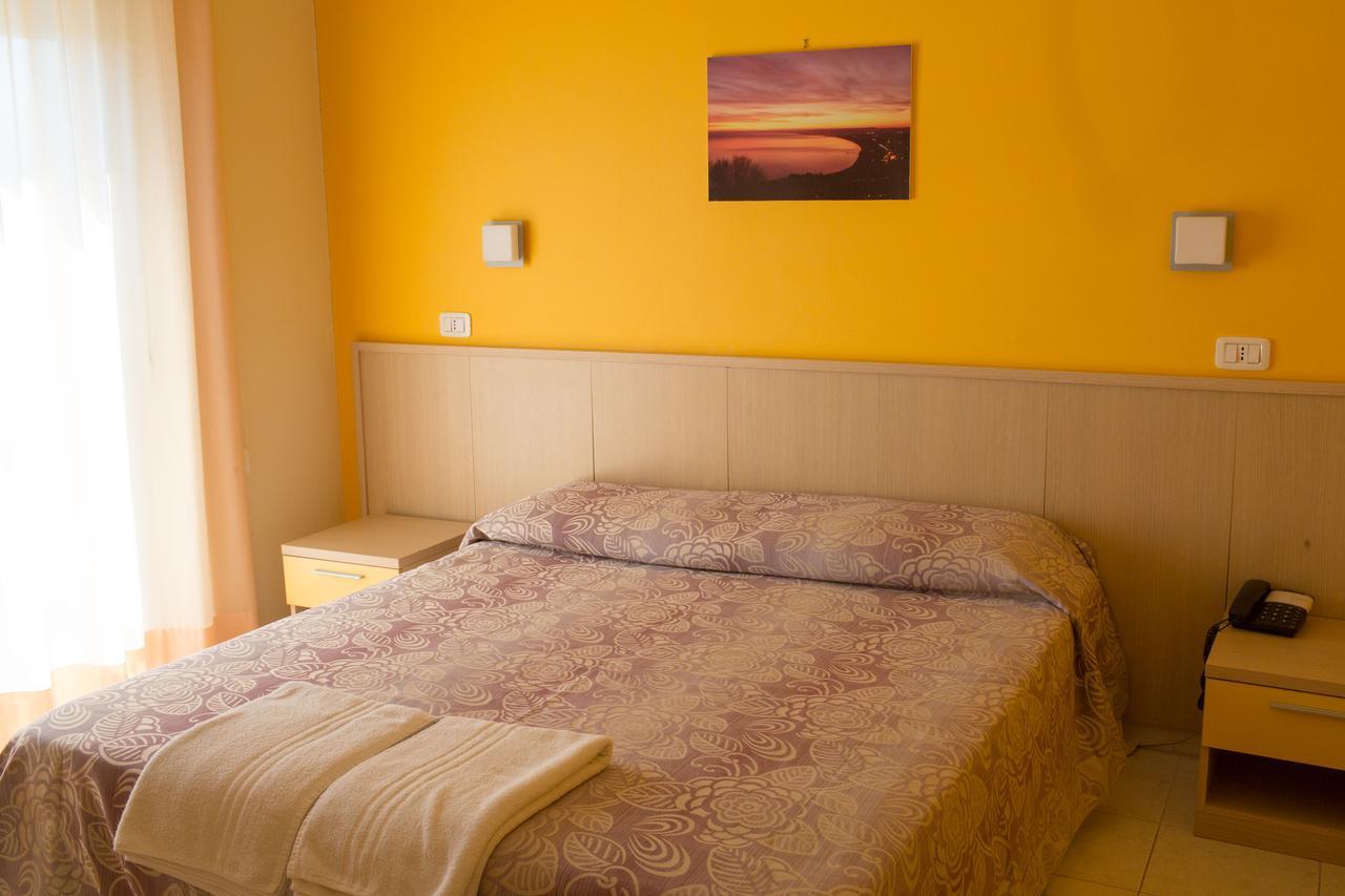 Hotel Holiday Васто Экстерьер фото